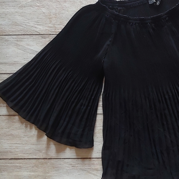 🌺RESERVED PLEATED OFF THE SHOULD TOP MEDIUM - Picture 3 of 5